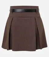 Short pollera de estilo sastre en color marrón, con diseño de pliegues frontales y cierre lateral. Incluye un cinturón desmontable de cuero sintético con hebilla metálica.