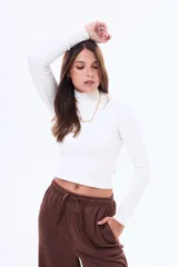 Remera de manga larga color negro, con cuello alto y corte ajustado al cuerpo.