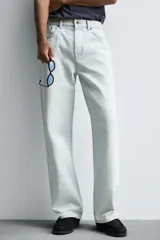 Jeans de hombre straight fit, color celeste claro con efecto lavado. Confeccionados en denim de algodón, cuentan con cinco bolsillos y cierre frontal con botones. Pertenecen a la colección especial Origins.