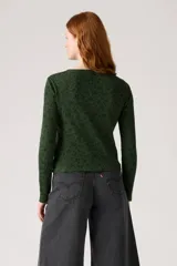 Remera de manga larga verde oscuro con estampado floral en negro, cuello redondo y botones frontales.