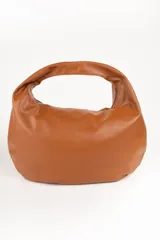 Bolso negro tipo hobo de cuero sintético, con asa corta fija y cierre superior.