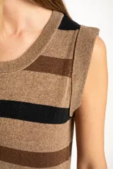 Vestido midi sin mangas, con cuello redondo y corte recto. Presenta un diseño a rayas horizontales en tonos marrón, beige y negro.