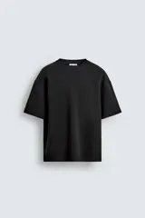 Sudadera de corte relajado confeccionada en tejido interlock de algodón con elasticidad, de cuello redondo y manga corta.