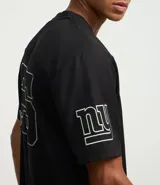 Remera deportiva negra de poliéster con cuello en V, mangas cortas y estampado frontal con el número 25 y el nombre del equipo NFL Giants en blanco.
