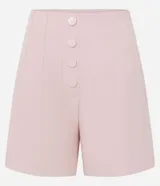 Short de sastrería color rosa claro, de corte recto y tiro alto. Presenta una fila de botones frontales decorativos y pinzas verticales que aportan estructura a la prenda.