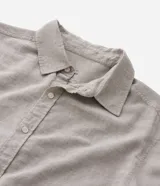 Camisa comfort de manga larga y cuello inglés, confeccionada en mezcla de lino y algodón. Presenta un diseño básico sin estampa con cierre frontal de botones.