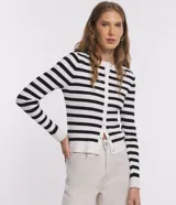 Cardigan de punto con diseño a rayas horizontales en blanco y negro, cuello redondo, manga larga y cierre frontal con botones.