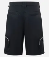 Bermuda negra de estilo baggy, confeccionada en mezcla de poliéster y algodón. Presenta doble trabilla, bolsillos cargo laterales con cremallera y detalles de cremallera visibles.