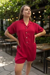 Mono corto de color rojo intenso, con cuello camisero, manga corta y cierre frontal con botones marrones.