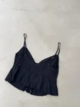 Musculosa corta negra de lino con breteles finos regulables, escote en V y espalda elastizada.