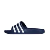 Ojotas adidas modelo Adilette Aqua, color azul marino con las tres tiras características de la marca en color blanco sobre la banda superior.
