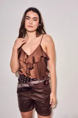 Musculosa de satén color marrón, con escote en V, tirantes finos y detalle de volados frontales.