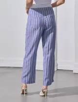 Pantalón de lino estampado a rayas verticales azules y blancas, marca DASH. Tiene pretina ancha elastizada con lazo ajustable.