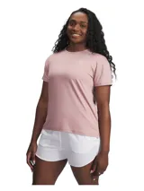 Remera deportiva Under Armour de manga corta, color rosa, con cuello redondo y logo de la marca estampado en el pecho. Presenta un diseño con aberturas laterales en el bajo.