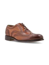 Zapato de vestir tipo Oxford con diseño brogue, confeccionado en cuero vacuno color cognac con acabado degradado en la puntera. Presenta cierre mediante cordones y suela de cuero con tacón bajo.
