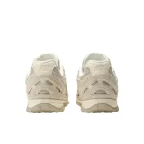 Championes New Balance modelo U204L2SZ en color blanco. Presentan una capellada de ante de primera calidad con superposiciones en relieve y detalles de malla. Incluyen el logotipo N de doble capa en los laterales y una suela de EVA con diseño inspirado en la estética de los años 2000.