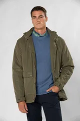 Campera de abrigo confeccionada en microfibra con tratamiento repelente al agua. Presenta capucha desmontable, cierre frontal, bolsillos delanteros con doble abertura y bolsillo interno de seguridad.