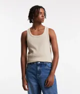 Musculosa masculina de corte regular, confeccionada en tejido acanalado de algodón con elastano. Presenta breteles medianos y diseño básico sin estampa.