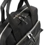 Mochila negra de poliéster con formato rectangular, doble cierre y herrajes plateados. Tiene dos bolsillos externos con cierre, un bolsillo interno con cierre y dos bolsillos internos abiertos. Se puede llevar en la mano con las asas fijas o como mochila con las correas regulables.