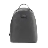 Mochila negra de símil cuero con cierre superior y bolsillo frontal con cierre. Tiene un compartimento principal con un bolsillo interno con cierre. Las correas son regulables y tiene un asa fija. El logo de XL Extra Large está al frente.