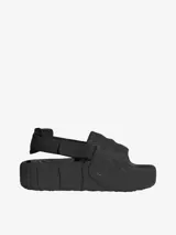 Sandalias negras Adidas Adilette 22 XLG con diseño texturizado y correa ajustable en el talón.