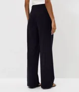 Pantalón de corte recto confeccionado en punto roma con patrón de raya diplomática, color azul marino, de tiro medio y diseño estructurado.