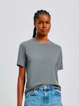 Camiseta verde de algodón de corte recto y mangas cortas.