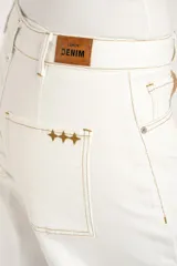 Jean baggy tiro alto color blanco con costuras en contraste color tostado, de diseño abovedado en las piernas.
