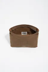 Bolso bandolera de tamaño mediano confeccionado en nylon negro, con estructura blanda, asa regulable de tejido, logo metálico de la marca en el frente y cierre con cremallera.