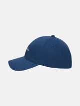 Gorra de béisbol Calvin Klein con visera curva y cierre ajustable en la parte posterior. Presenta el logotipo de la marca bordado en el panel frontal.