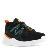 Championes deportivos Topper modelo Chalpa, de diseño urbano con combinación de materiales textiles y sintéticos. Presentan una base negra con detalles en verde y naranja, cordones jaspeados y suela blanca con refuerzo naranja en el talón.