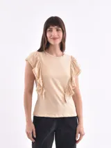Remera de algodón color amarillo pastel, con cuello redondo y volados decorativos en los hombros con detalle de calado.
