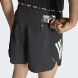 Short deportivo Adidas de running, color negro con las icónicas tres bandas laterales en color blanco. Cuenta con cintura elástica con cordón de ajuste, bolsillo trasero con cierre y tecnología Clima365 para mayor transpirabilidad.