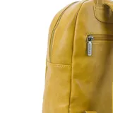 Mochila de cuero sintético color mostaza con diseño capitoneado. Presenta una franja vertical central en tonos blanco y beige, bolsillo frontal con cierre y correas regulables.