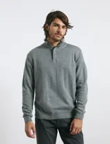 Sweater de punto color tostado, con cuello alto y cierre frontal parcial con botones. Diseño de manga larga con puños y ruedo acanalados.