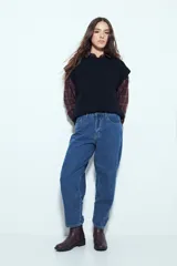 Pantalón de jean azul con corte barrel, de silueta relajada y tiro medio, con cierre y botón frontal.