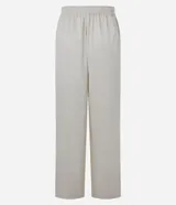 Pantalón recto color crema confeccionado en sarga, con cintura elástica.