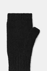 Mitones largos de punto en color marrón oscuro, con diseño acanalado y abertura para el pulgar.