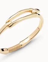 Pulsera rígida de diseño minimalista con eslabón central tipo clip, bañada en oro de 18k.