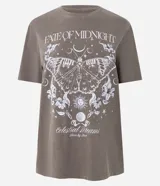 Remera de algodón con acabado lavado stone wash, cuello redondo y manga corta. Presenta una estampa frontal mística con diseño de mariposa, flores y lettering Fate of Midnight.