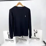 Buzo de tejido de punto color negro, con cuello redondo y logo bordado en el pecho.