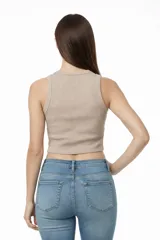 Musculosa de algodón con elastano, color blanco, de corte ajustado al cuerpo, cuello redondo y diseño sin mangas.