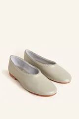 Ballerinas de cuero vacuno color celeste, con borde superior trenzado a mano y suela plana de madera.