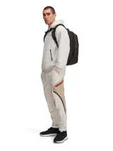 Mochila Under Armour de diseño ergonómico y moderno, fabricada con tecnología UA Storm resistente al agua. Cuenta con correas UA Suspension para distribución de peso, panel trasero acolchado y ventilado, compartimento para laptop de hasta 16 pulgadas, bolsillo para calzado o ropa, y bolsillos laterales para botellas. Diseño expandible con múltiples compartimentos frontales.