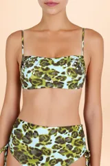 Top de bikini estilo bandeau con estampado animal print sobre fondo turquesa, decorado con incrustaciones metálicas brillantes y breteles finos.