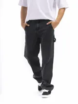 Pantalón jean negro de corte recto, estilo carpintero, con bolsillos laterales y traseros.