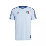 Remera de fútbol Adidas de la selección de Italia, de color celeste con cuello redondo y detalles en azul marino en el cuello y las mangas. Presenta el logotipo de Adidas Originals y el escudo de la Federación Italiana de Fútbol bordados en el pecho, junto con las clásicas tres tiras de la marca sobre los hombros.