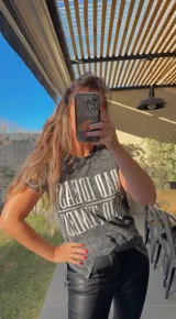 Remera negra con efecto nevado y estampado frontal con la frase "BAD TIMES GOOD TIMES" en letras blancas.