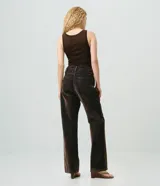 Pantalón de jean marrón con acabado aterciopelado, de corte recto y cintura alta, con bolsillos y pespuntes contrastantes.