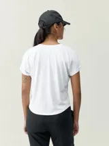 Remera deportiva de manga corta color negro, con cuello redondo y diseño holgado. Cuenta con estampa frontal con el nombre de la marca en color blanco.